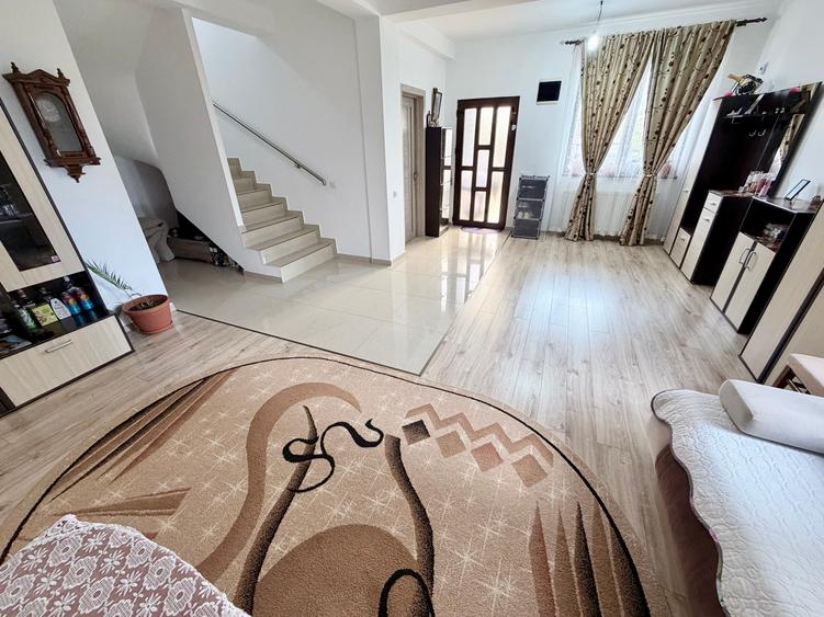 Duplex cu 5 camere cu Canalizare în Sud