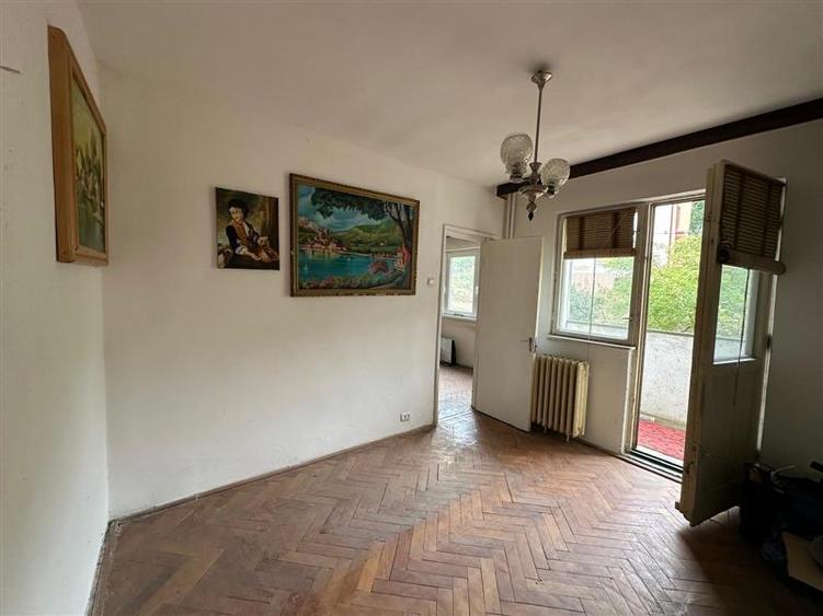 Apartament cu 3 camere semidecomandat în Moroasa 1