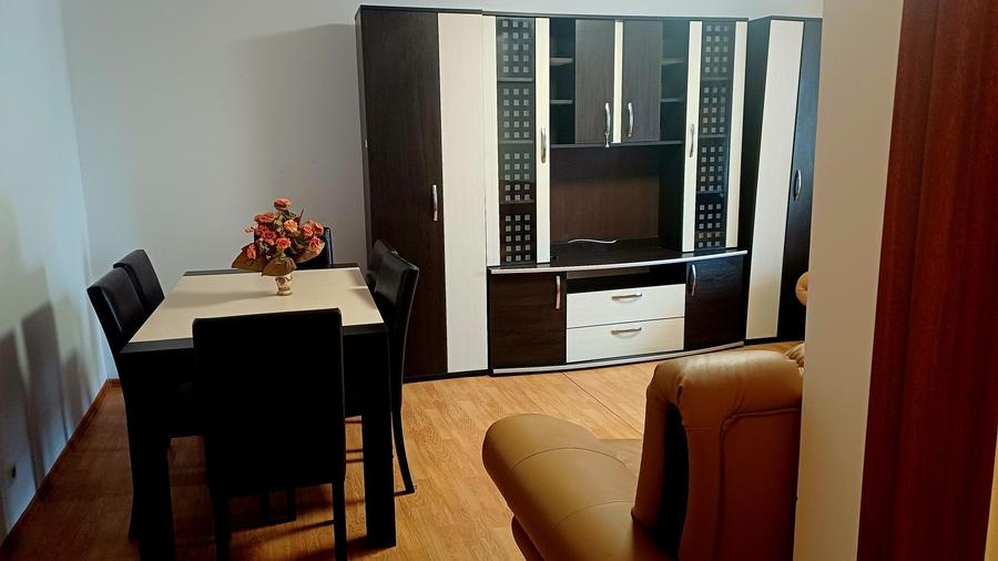 Apartament cu 3 camere decomandat în Amara
