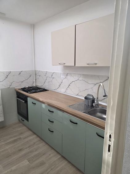 Inchiriez apartament 2 camere, decomandat, balcon, proaspat renovat, mobilat, utilat Arad, zona Aradul Nou vizavi de Gara, bloc reabilitat. - 3