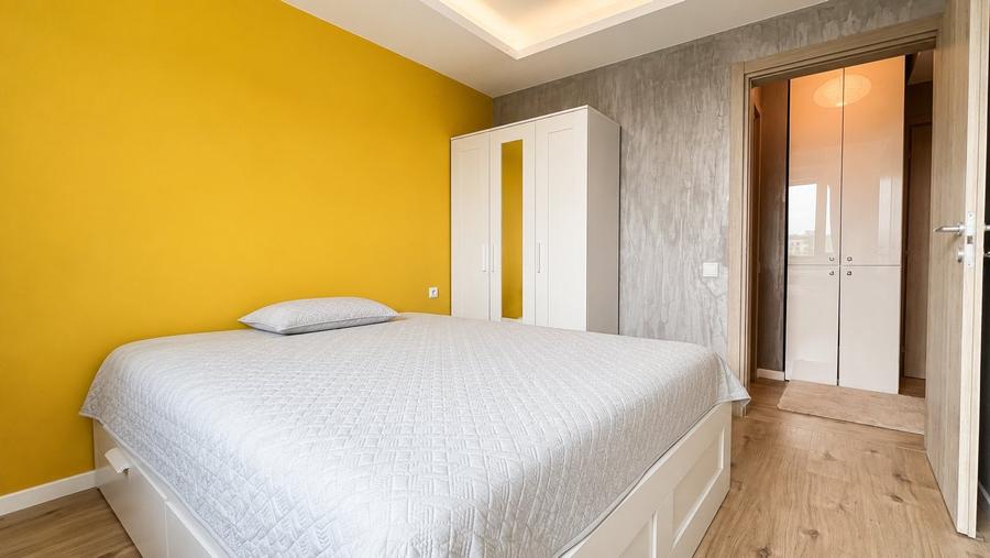 Apartament cu 4 camere semidecomandat, mobilat în Băneasa