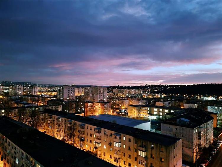 Apartament cu 3 camere decomandat, mobilat în Alexandru cel Bun