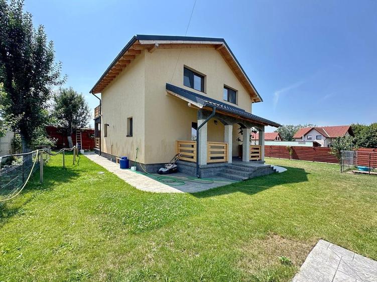 Casă individuală cu 4 camere cu Canalizare în Hălchiu