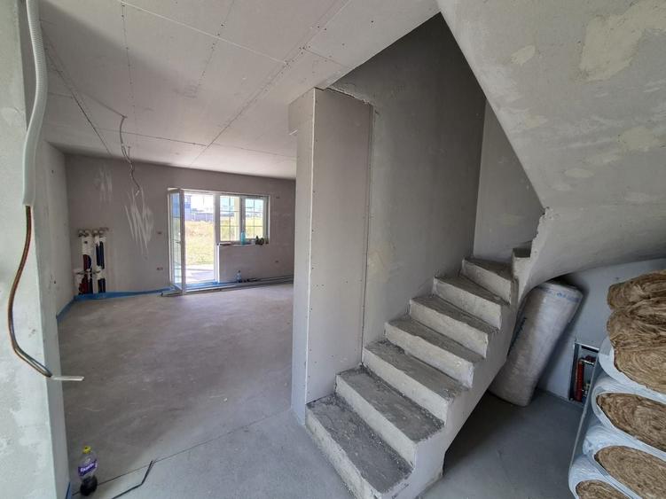 Duplex cu 4 camere cu Canalizare în Moșnița Nouă