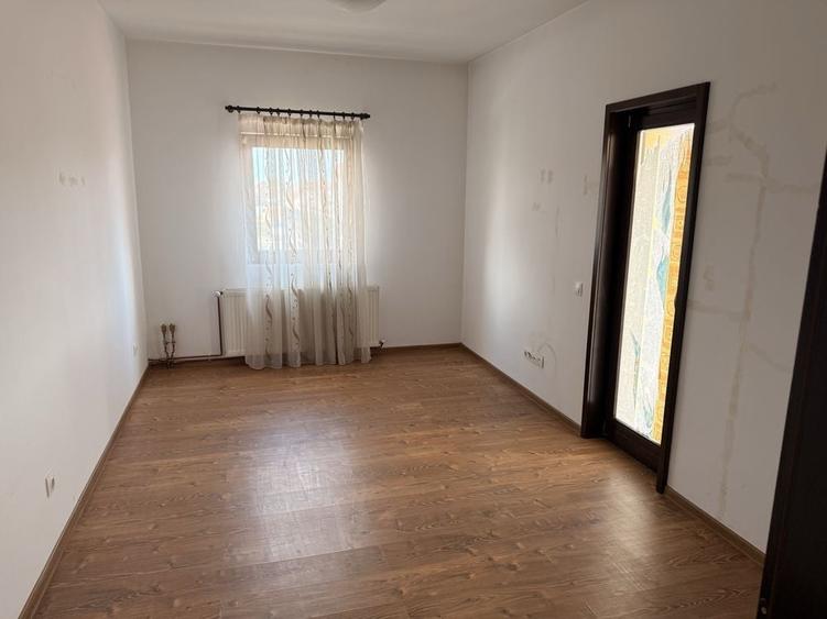 Casă cu 4 camere în Cristian