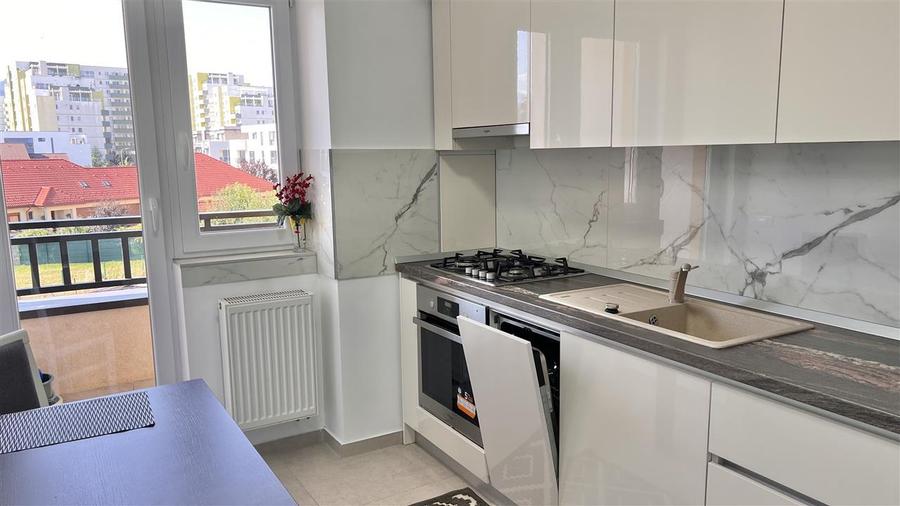 Apartament cu 2 camere decomandat în Tractorul