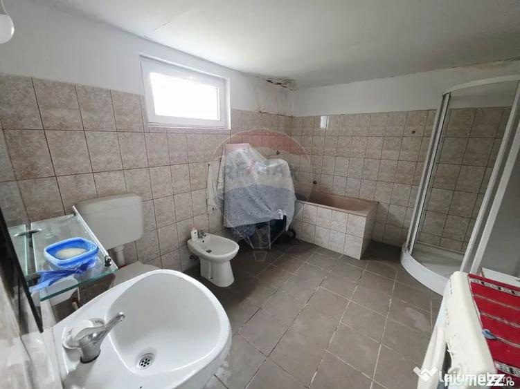 Casă cu 4 camere cu Teren 1677 Mp în Slobozia (Roznov)