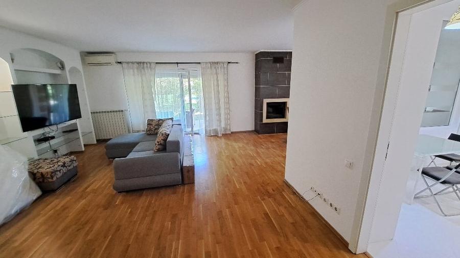 Apartament cu 4 camere decomandat, mobilat în Exterior Nord