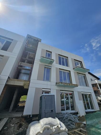 Apartament cu 3 camere decomandat în Europa