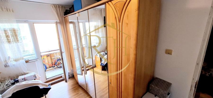 Apartament cu 3 camere semidecomandat în Girocului