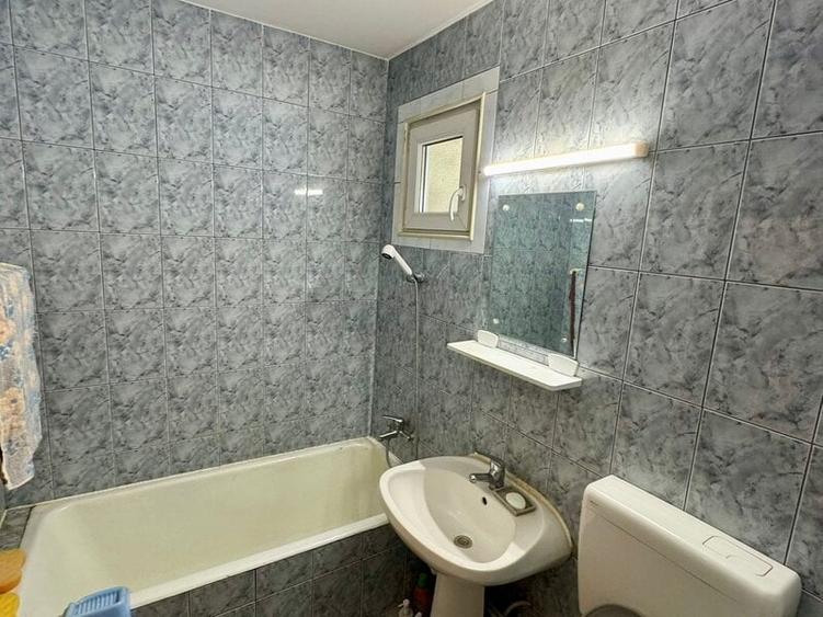 Apartament cu 3 camere semidecomandat în Berceni