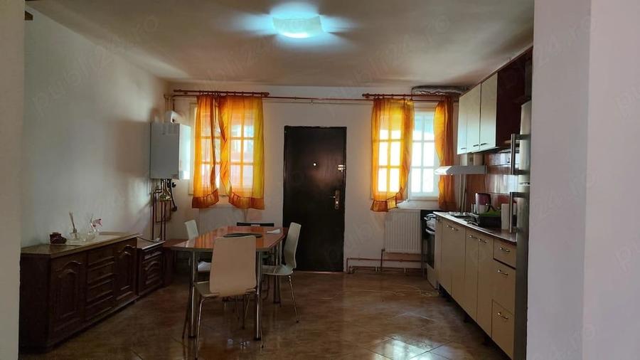 Apartament cu 3 camere semidecomandat în Ozana