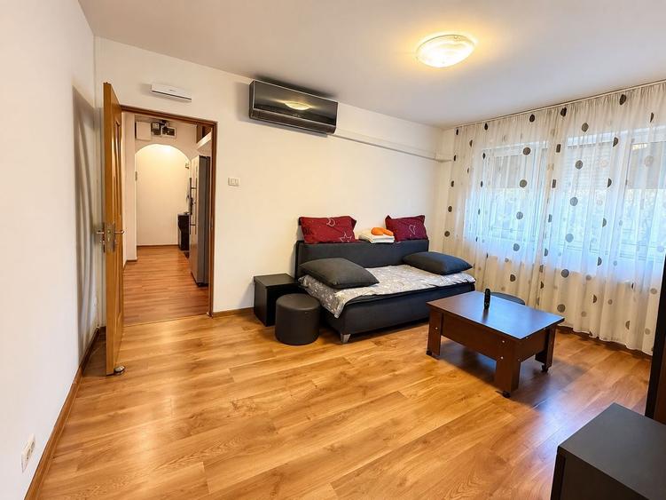Apartament cu 3 camere semidecomandat în Complex Studențesc