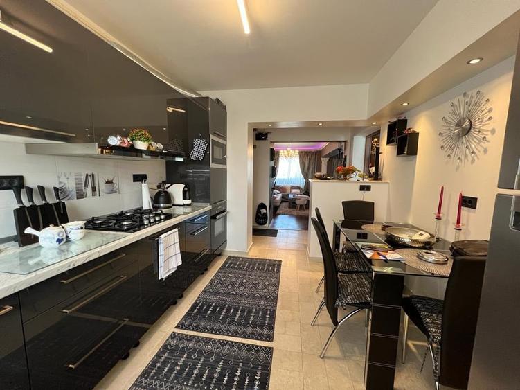 Apartament cu 4 camere semidecomandat în Micălaca