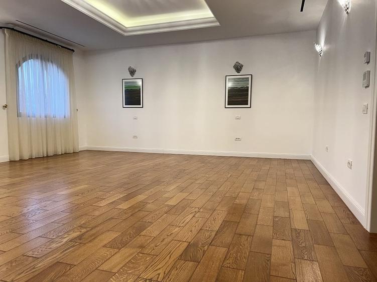 Casă individuală cu 10 camere cu Garaj în Pipera
