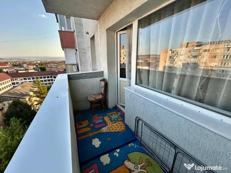 Apartament cu 3 camere semidecomandat în Cetate
