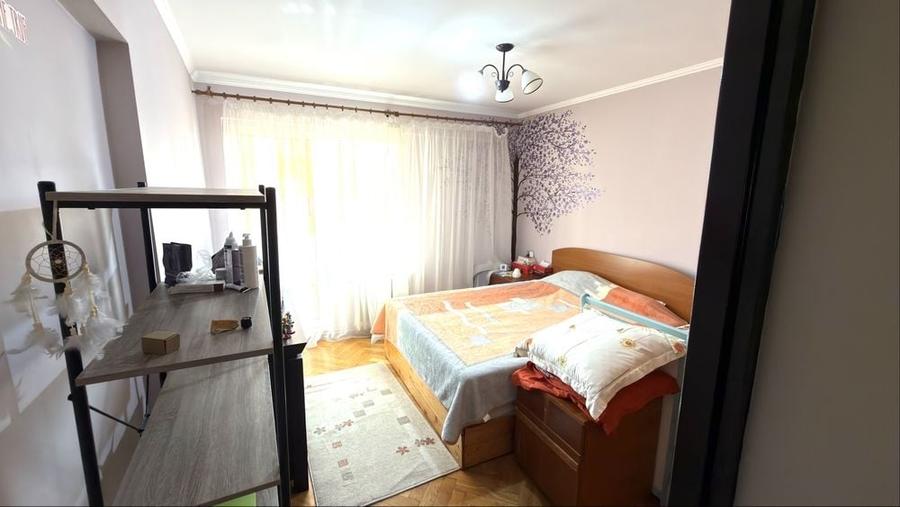Apartament cu 3 camere semidecomandat în Exterior Vest
