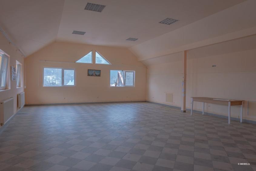 Casă individuală cu 20 camere cu Canalizare în Moinești