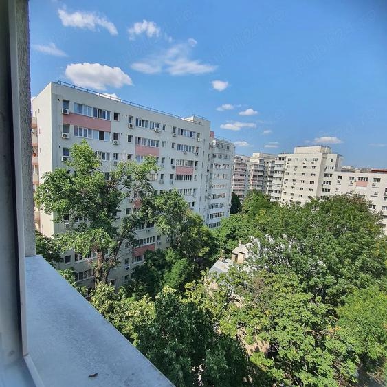 Apartament cu 3 camere semidecomandat în Iancului