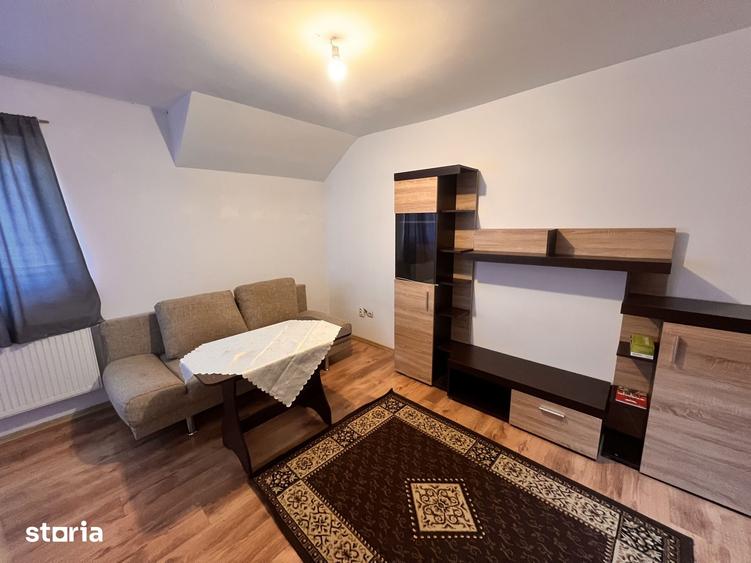 Apartament cu 2 camere, mobilat în Est