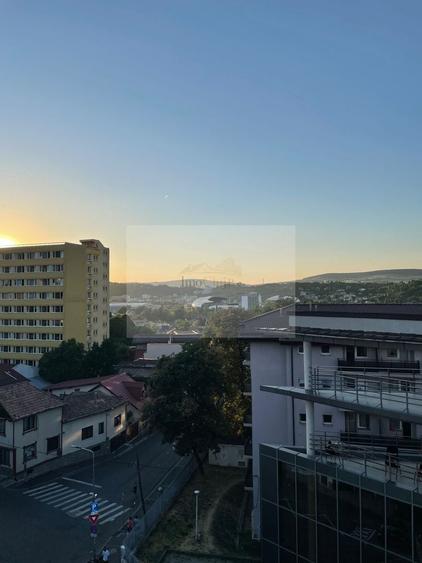 Apartament cu 3 camere semidecomandat, mobilat în Hașdeu