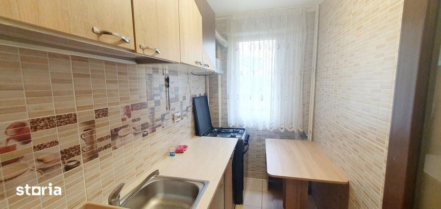 Apartament cu 2 camere decomandat, mobilat în Tei
