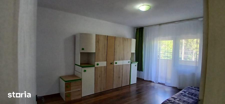 Garsonieră decomandată în Est