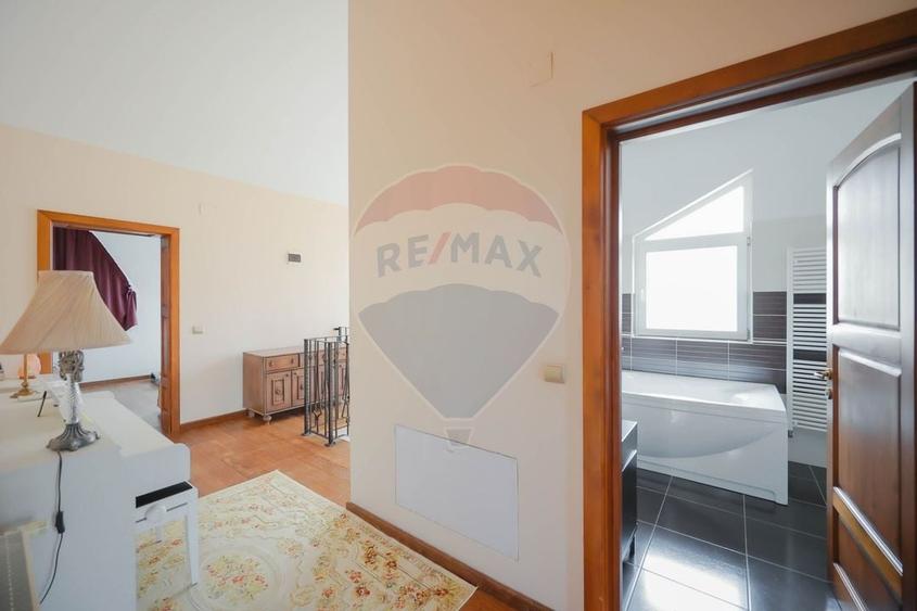 Casă individuală cu 5 camere cu Teren 1000 Mp în Sânmartin