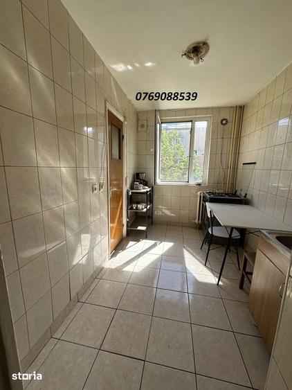 Apartament cu 3 camere decomandat în Drumul Taberei