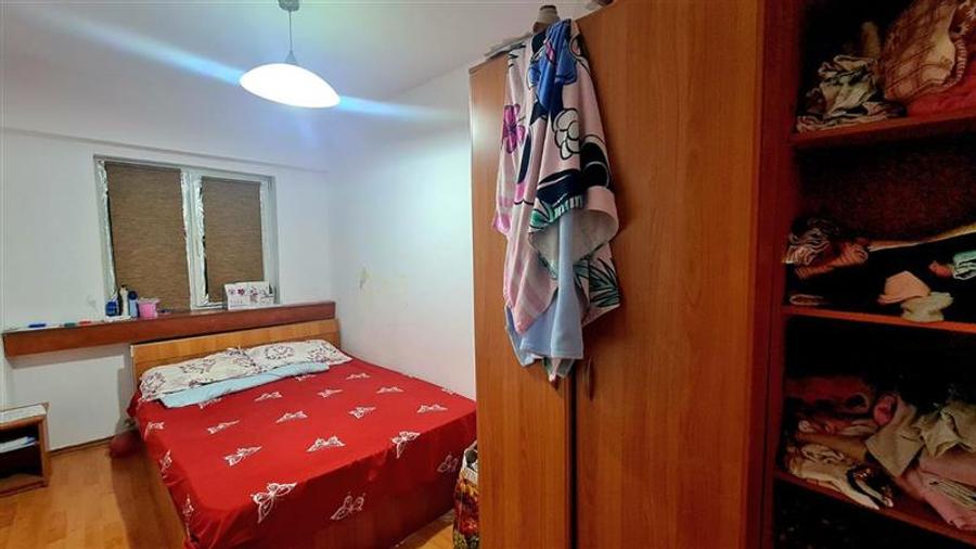 Apartament cu 5 camere decomandat, mobilat în Girocului