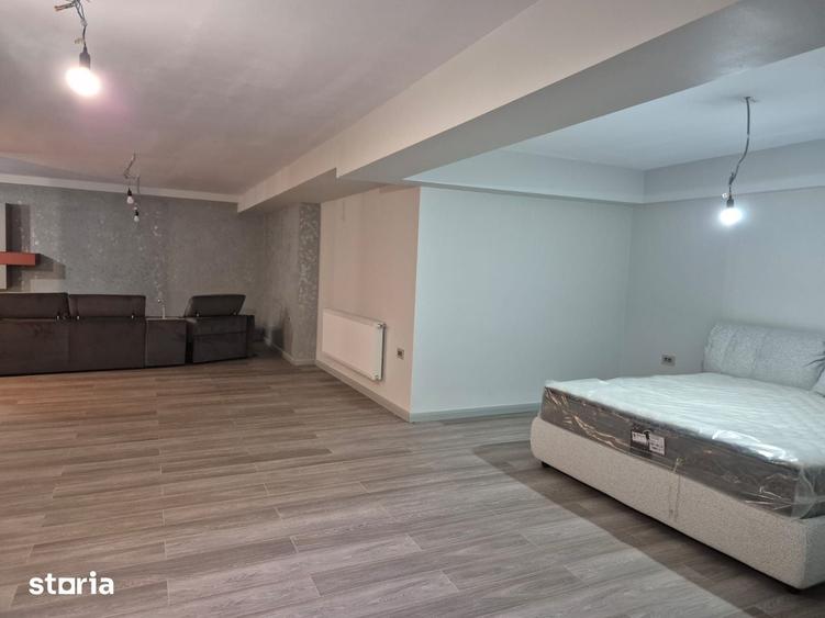 Casă cu 7 camere cu Teren 400 Mp în Central