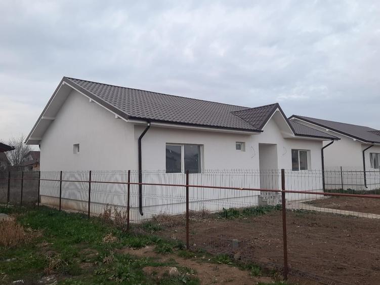 Casă individuală cu 4 camere cu Teren 490 Mp în Săbăreni