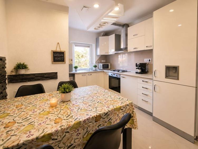 Apartament cu 3 camere decomandat, mobilat în Zorilor