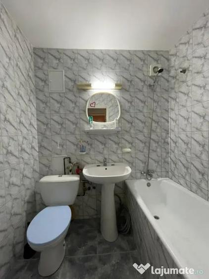 Apartament cu 3 camere semidecomandat în Giurgiului