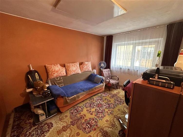 Apartament cu 3 camere semidecomandat în Girocului