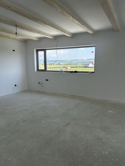 Casă cu 4 camere în Noua