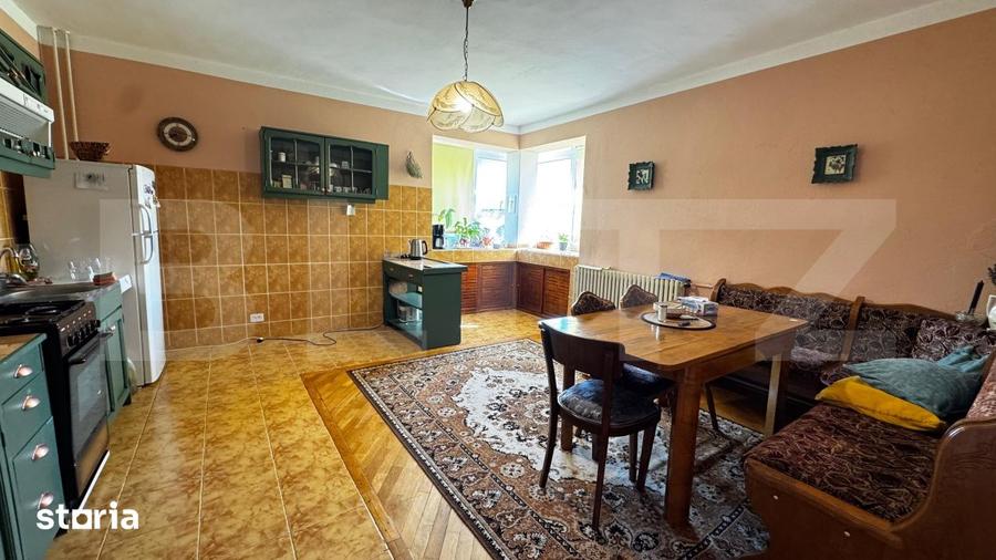Casă cu 8 camere cu Teren 767 Mp în Lipoveni
