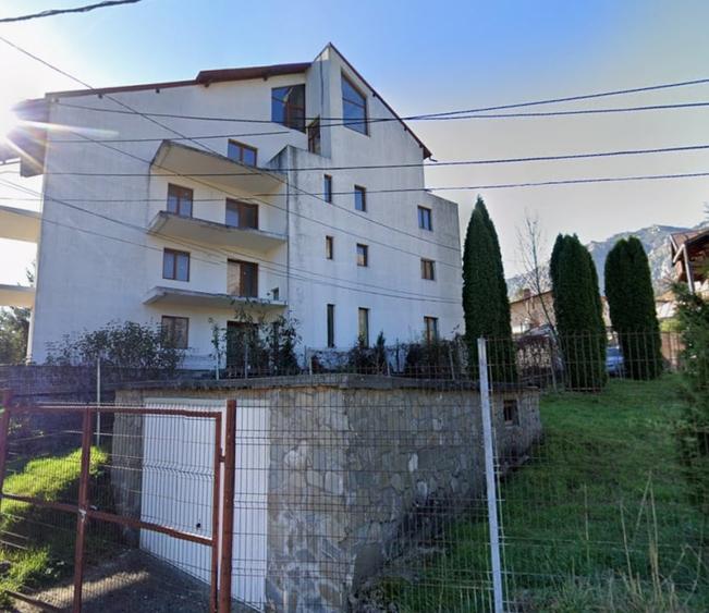 Casă individuală cu 12 camere cu Canalizare în Poiana Țapului
