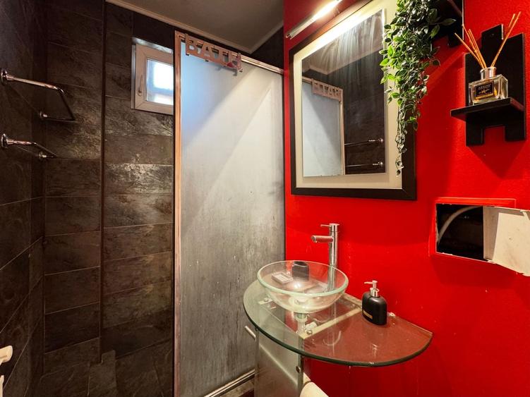 Apartament cu 2 camere semidecomandat, mobilat în Central