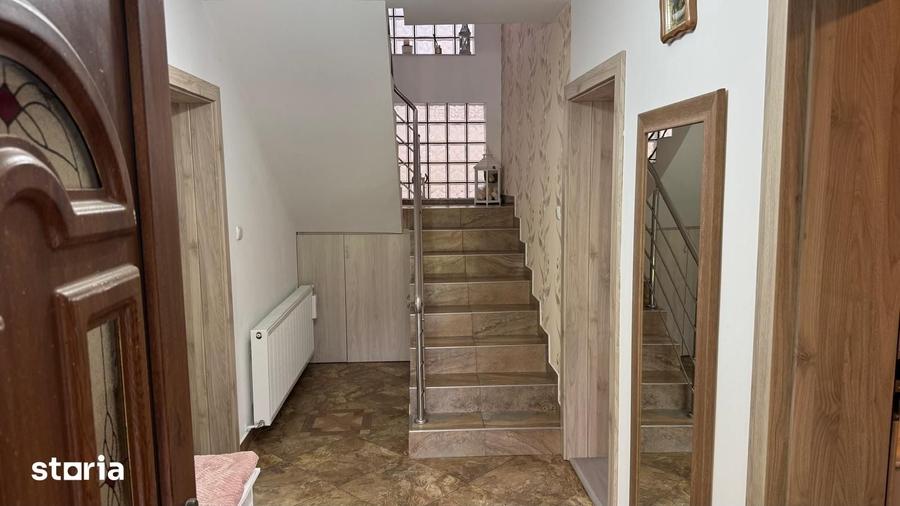 Casă cu 7 camere cu Teren 1080 Mp în Sânmartin