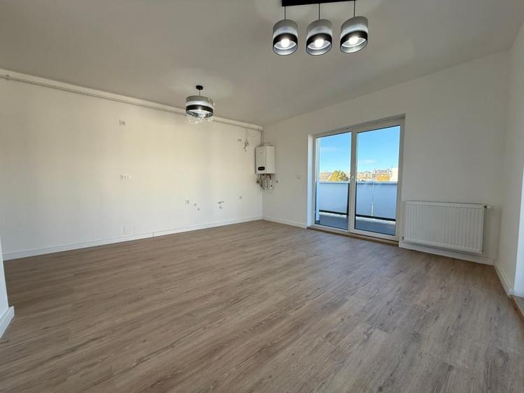 Apartament cu 3 camere semidecomandat în Dâmbul Rotund