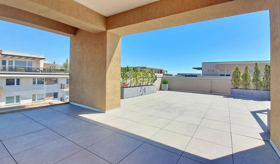 Apartament cu 4 camere decomandat, mobilat în Tractorul
