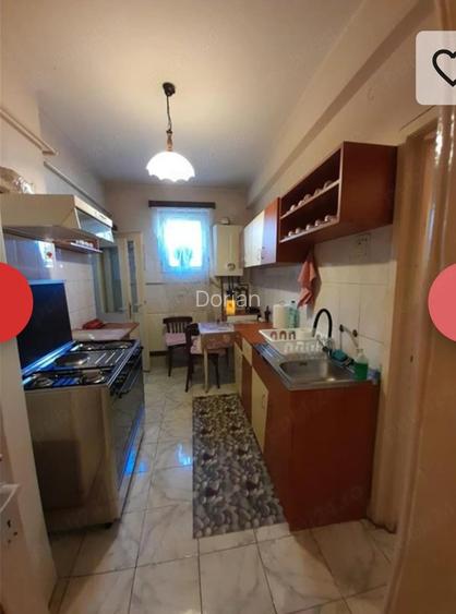 Strada praga, apartament 57mp, doua camere, decomandat, curte cu loc parcare ?i garaj.