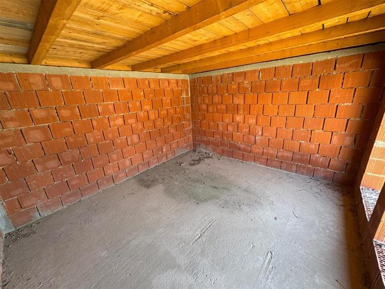 Casă cu 4 camere cu Garaj în Livada de Bihor