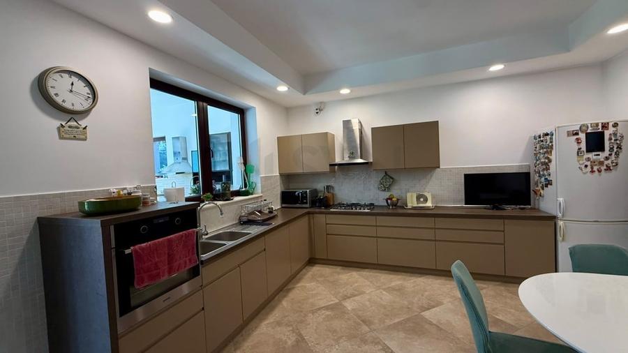 Casă individuală cu 10 camere cu Piscina în Nord