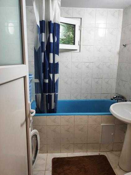 Apartament cu 3 camere semidecomandat în Rahova