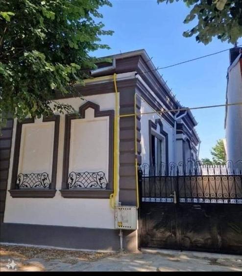 Casă cu 2 camere cu Canalizare în Central