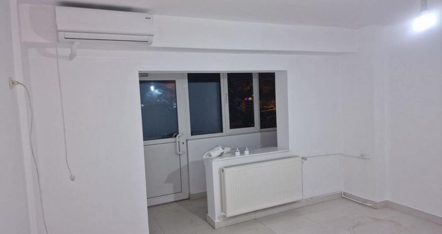 Apartament cu 3 camere decomandat, mobilat în Tei
