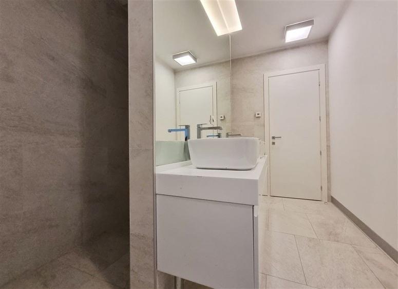 Apartament cu 4 camere semidecomandat, mobilat în Herăstrău