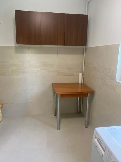 Apartament cu 3 camere semidecomandat, mobilat în Ștefan cel Mare